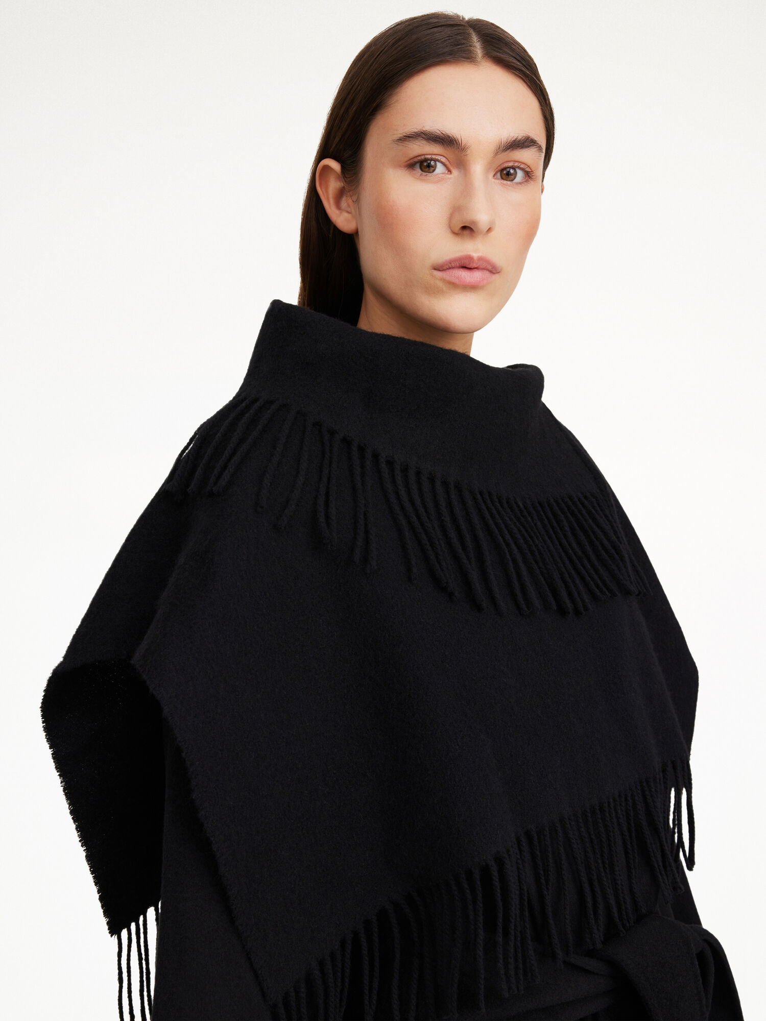 By Malene Birger Turtla Wool Fringe Bib Sjaals Zwart | NL_BB68256